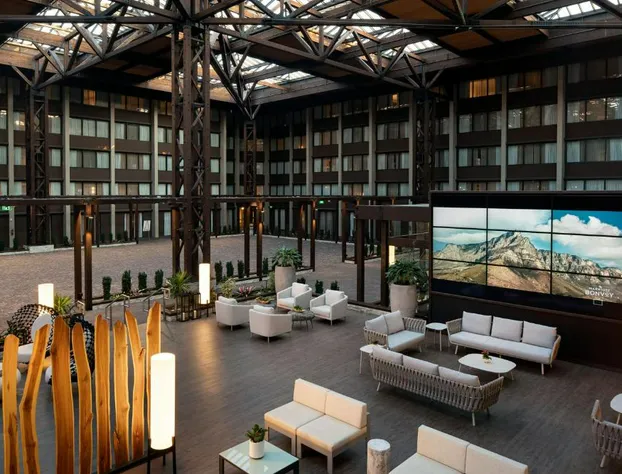 Seattle Airport Marriott hotel detail image 3