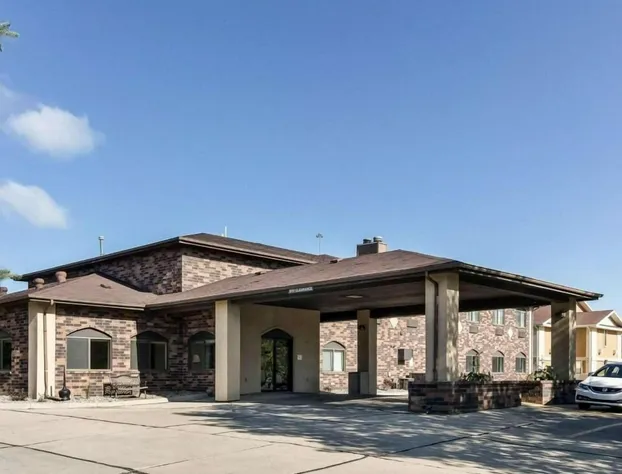 Quality Suites Near West Acres hotel detail image 1