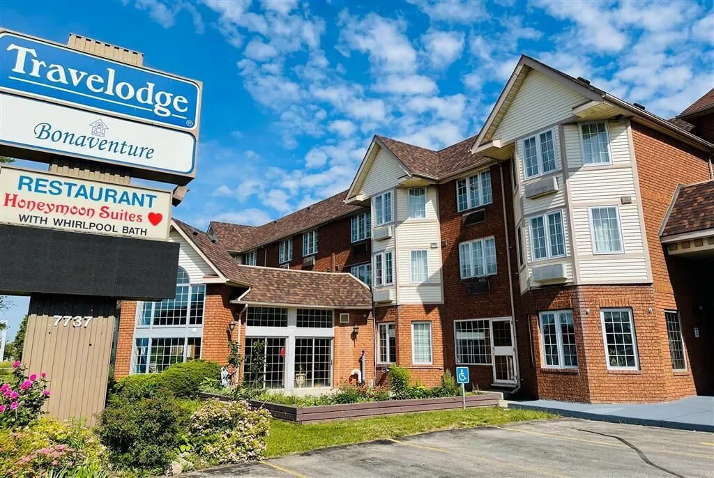 Travelodge by Wyndham Niagara Falls Lundys Lane hotel hero