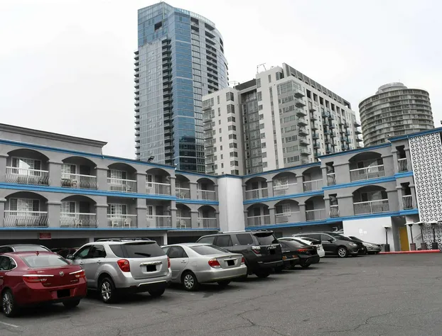 Travelodge by Wyndham Long Beach Convention Center hotel detail image 1