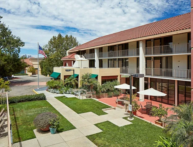La Quinta Inn & Suites by Wyndham Thousand Oaks-Newbury Park hotel detail image 1