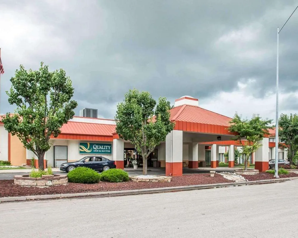 Quality Inn & Suites Kansas City I-435N Near Sports Complex hotel hero