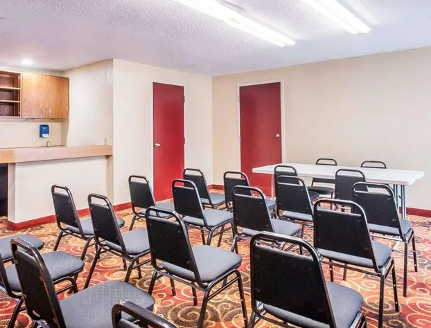 Quality Inn & Suites Kansas City I-435N Near Sports Complex hotel detail image 2