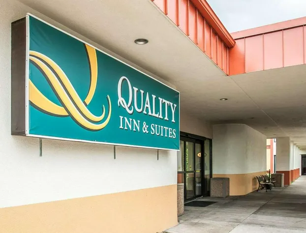 Quality Inn & Suites Kansas City I-435N Near Sports Complex hotel detail image 1