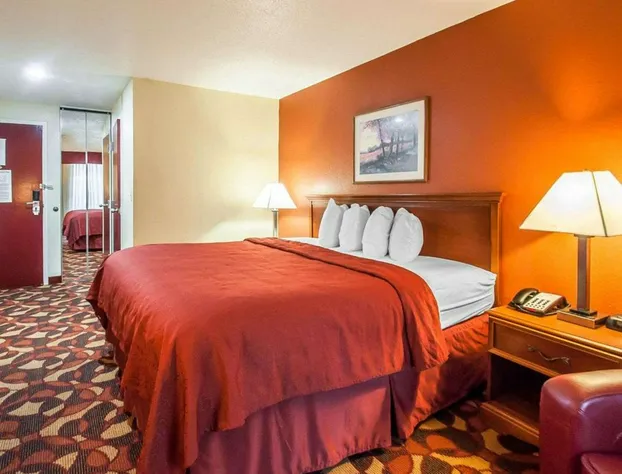 Quality Inn & Suites Kansas City I-435N Near Sports Complex hotel detail image 3