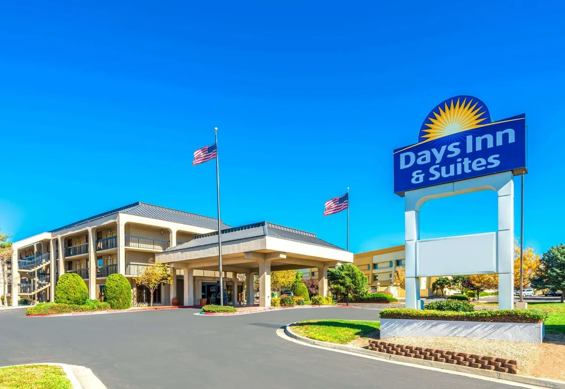 Days Inn & Suites by Wyndham Albuquerque North hotel hero