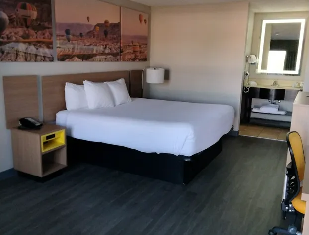 Days Inn & Suites by Wyndham Albuquerque North hotel detail image 3