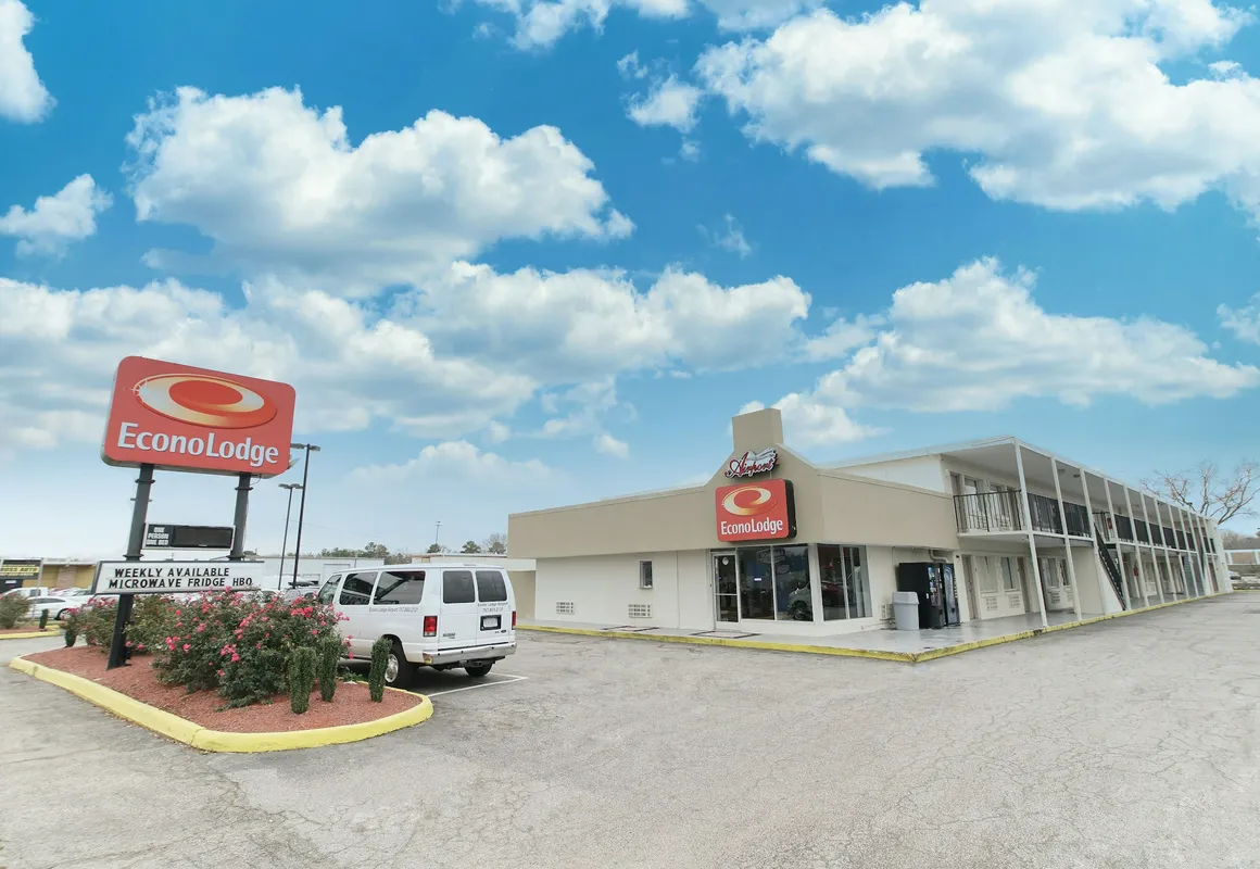 Econo Lodge Airport hotel hero
