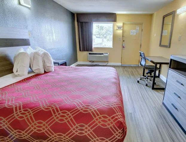 Econo Lodge at Military Circle hotel detail image 4