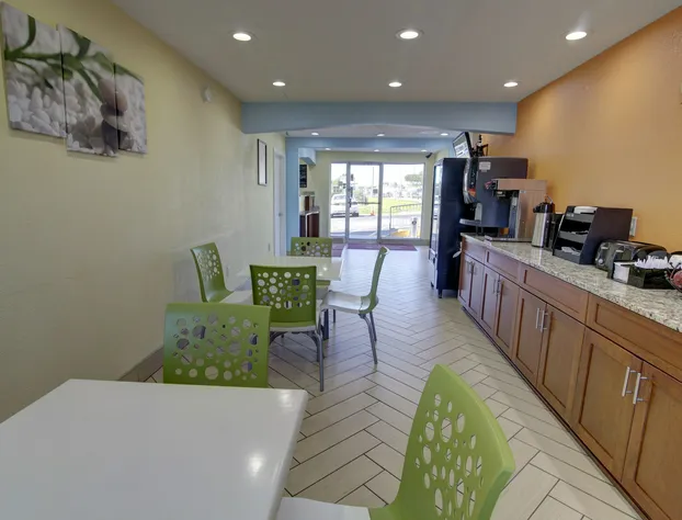 Econo Lodge at Military Circle hotel detail image 1