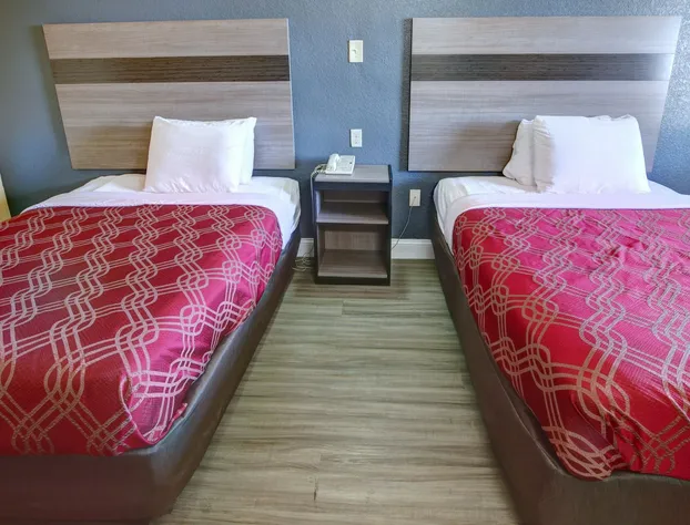 Econo Lodge at Military Circle hotel detail image 3