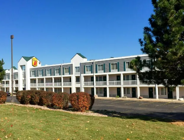 Super 8 by Wyndham Madison East hotel detail image 1