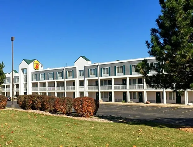 Super 8 by Wyndham Madison East hotel detail image 1