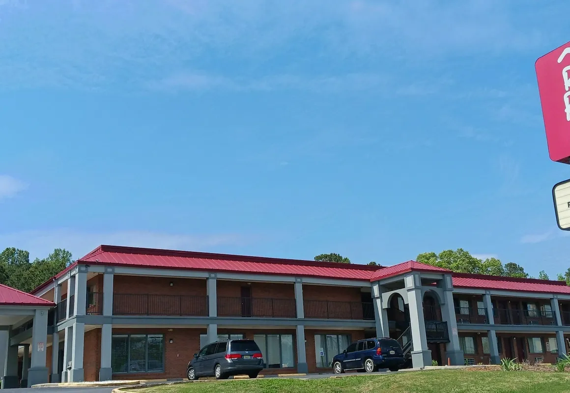 Red Roof Inn & Suites Scottsboro hotel hero
