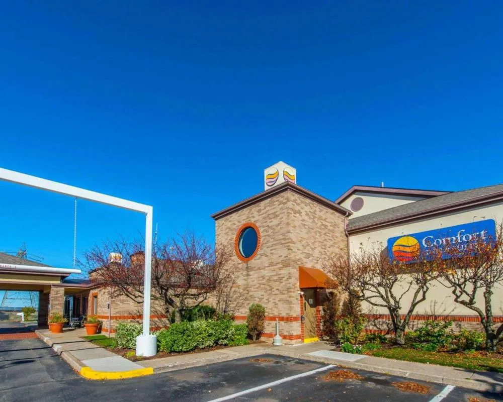 Comfort Inn & Suites Erie - Splash Lagoon Indoor Waterpark hotel hero