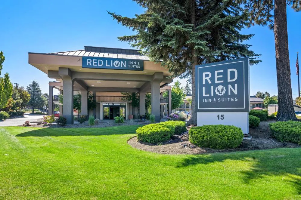 Red Lion Inn & Suites Deschutes River Bend hotel hero