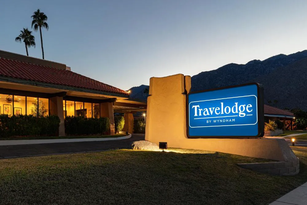 Travelodge by Wyndham Palm Springs hotel hero