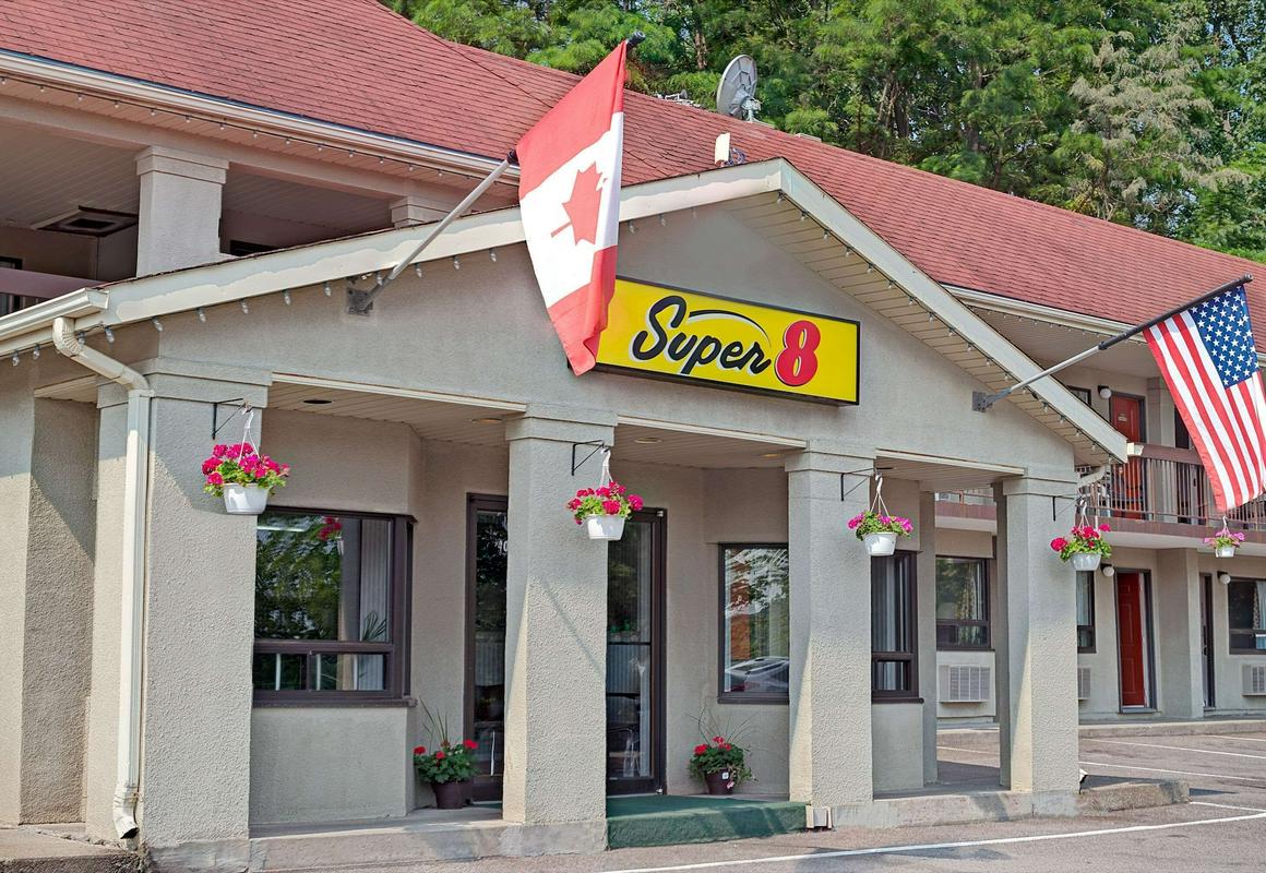 Super 8 by Wyndham Niagara Falls North hotel hero