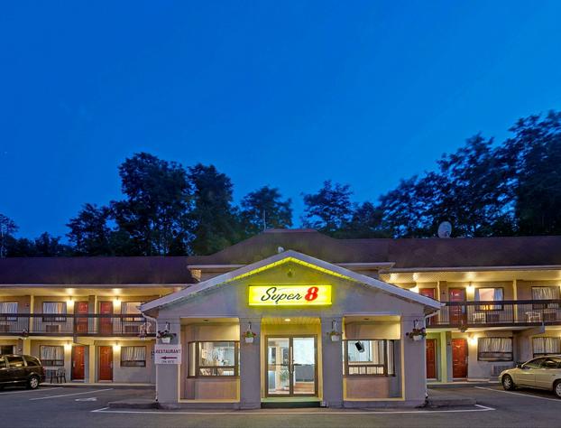 Super 8 by Wyndham Niagara Falls North hotel detail image 1