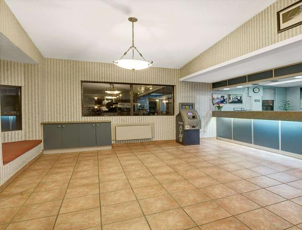 Super 8 by Wyndham Niagara Falls North hotel detail image 4