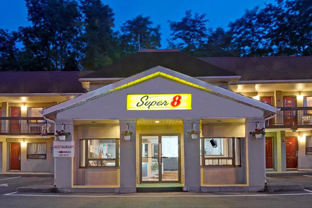 Super 8 by Wyndham Niagara Falls North hotel hero