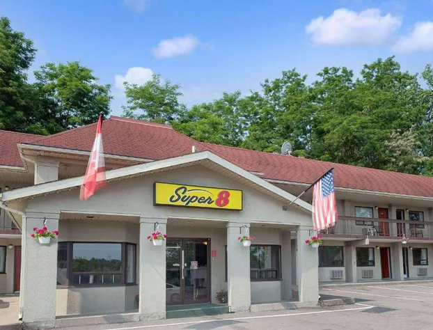 Super 8 by Wyndham Niagara Falls North hotel detail image 2