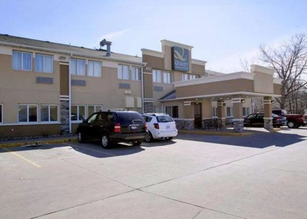 Quality Inn & Suites Des Moines Airport hotel hero