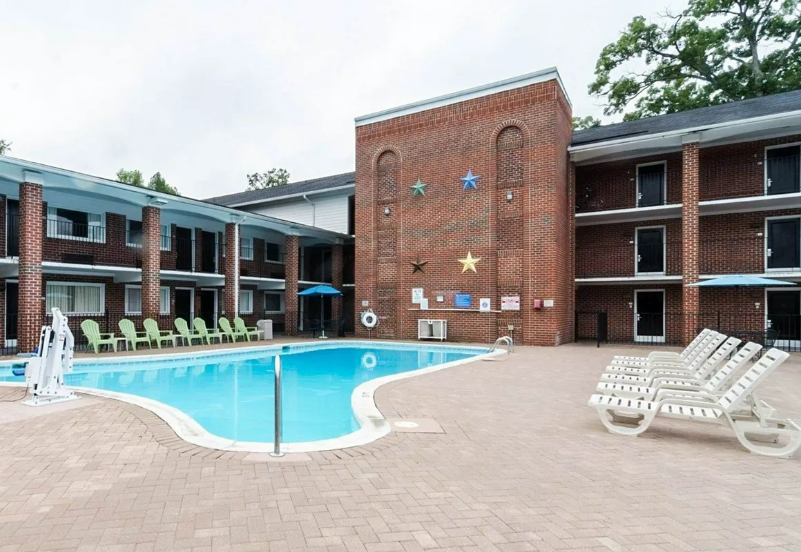 Rodeway Inn & Suites Williamsburg Central hotel hero
