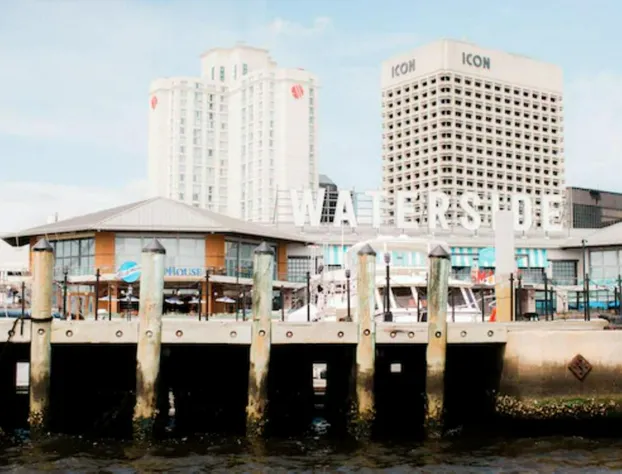 Norfolk Waterside Marriott hotel detail image 2