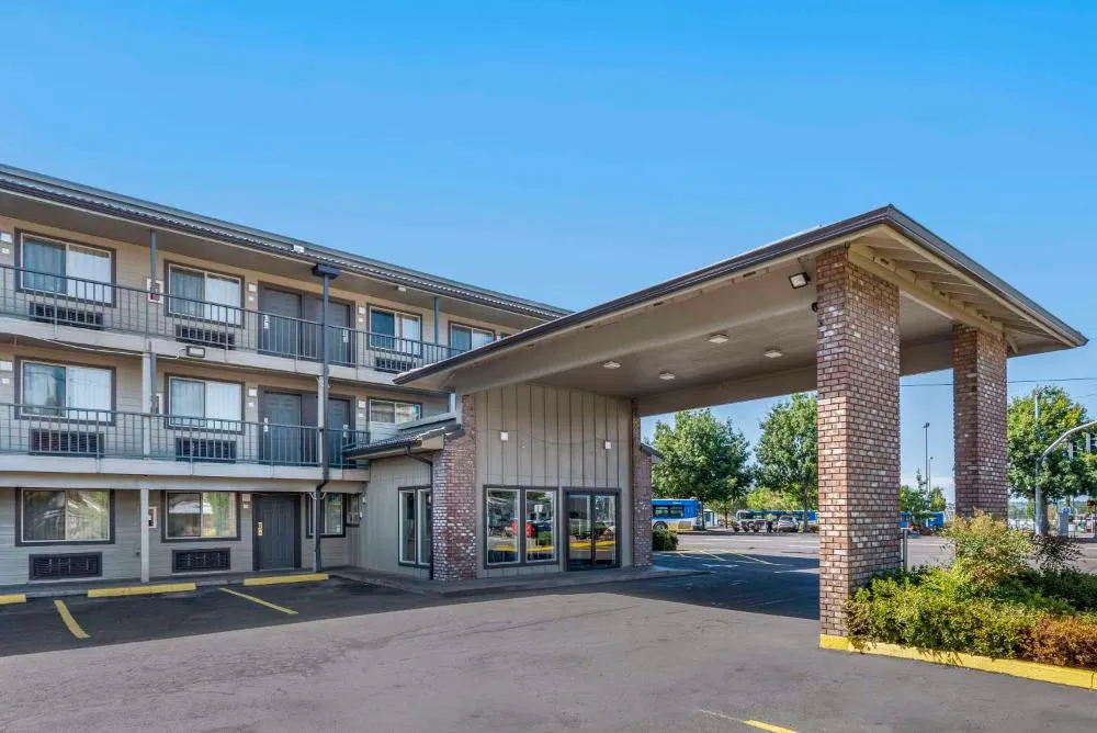 Econo Lodge Portland Airport hotel hero