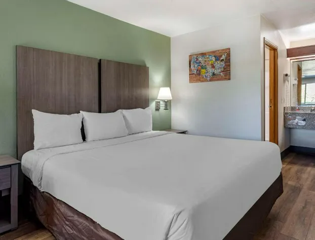 Econo Lodge Portland Airport hotel detail image 4