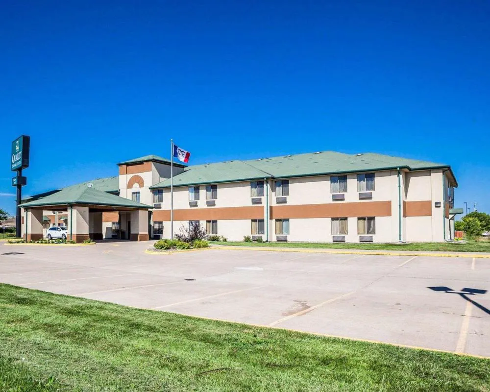 Quality Inn & Suites Altoona - Des Moines hotel hero