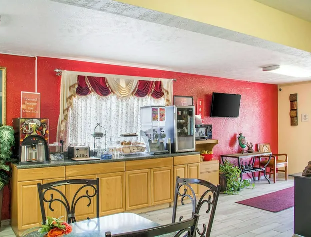 Econo Lodge Lansing - Leavenworth hotel detail image 4