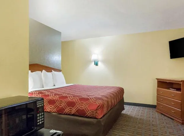 Econo Lodge Lansing - Leavenworth hotel detail image 3