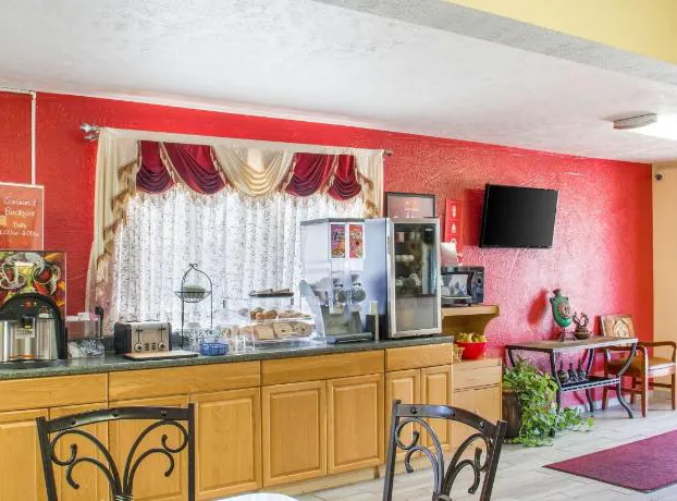 Econo Lodge Lansing - Leavenworth hotel detail image 4