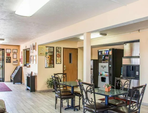 Econo Lodge Lansing - Leavenworth hotel detail image 1