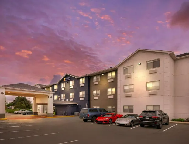 Comfort Inn & Suites North Greenfield hotel detail image 2