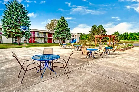 Travelodge by Wyndham Adrian hotel hero