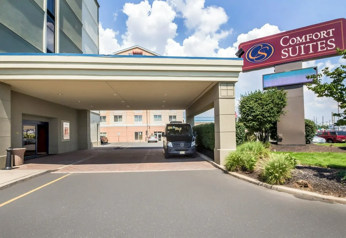 Comfort Suites at Woodbridge hotel hero