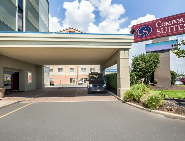 Comfort Suites at Woodbridge hotel detail image 1