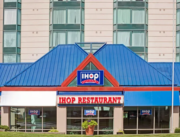 Ramada by Wyndham Niagara Falls/Fallsview hotel detail image 1