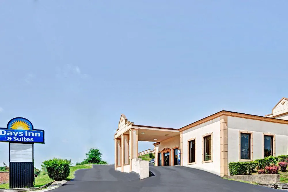 Super 8 by Wyndham Nashville Near Downtown / I-40 hotel hero