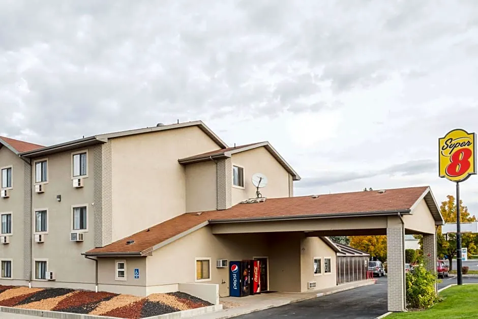 Super 8 by Wyndham Logan hotel hero