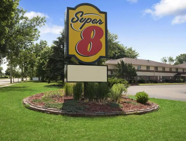 Super 8 by Wyndham Whitewater WI hotel detail image 1