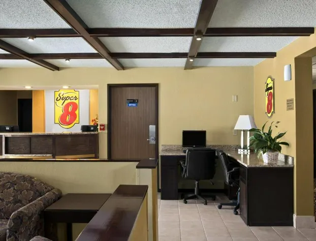 Super 8 by Wyndham Whitewater WI hotel detail image 3