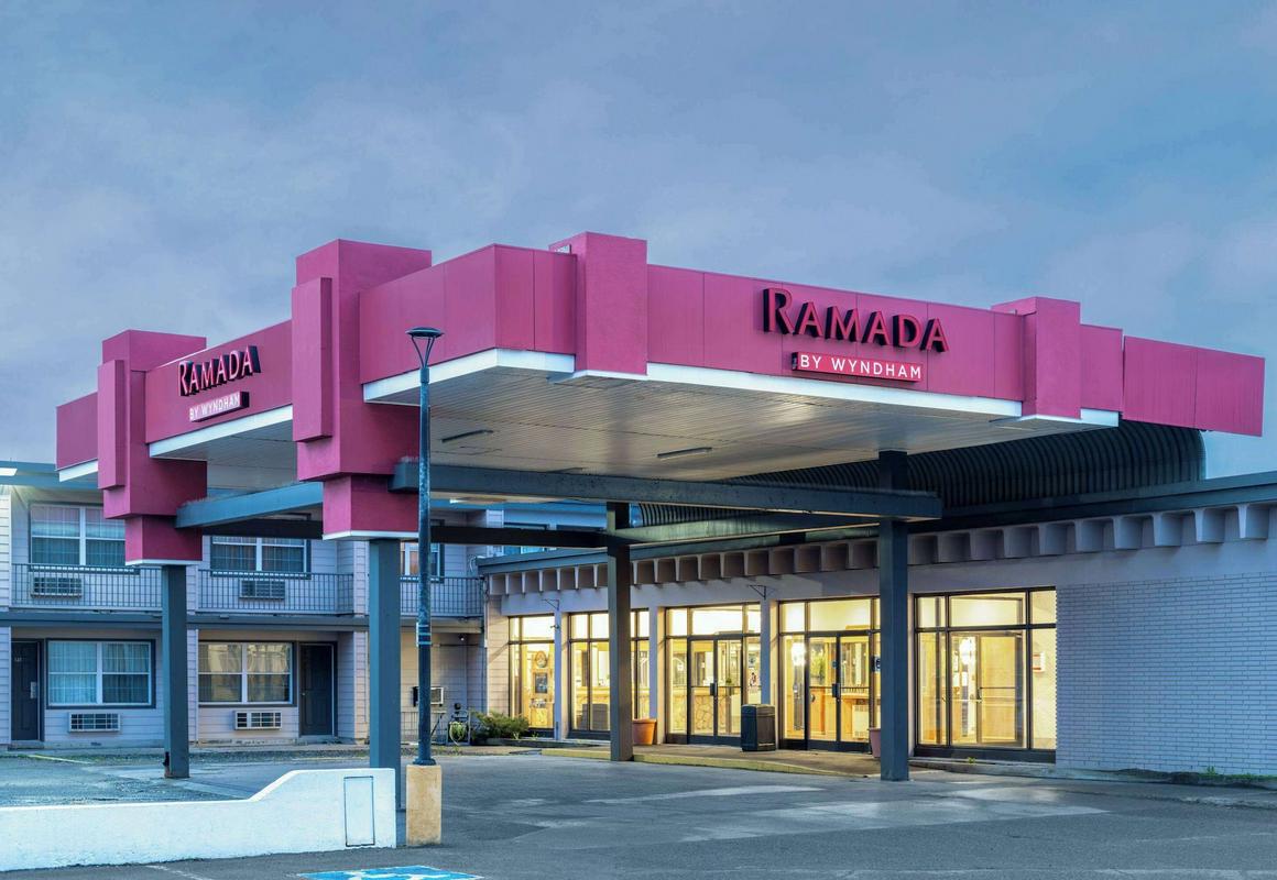 Ramada by Wyndham Thunder Bay Airlane Hotel hotel hero