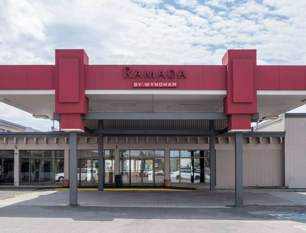Ramada by Wyndham Thunder Bay Airlane Hotel hotel detail image 3