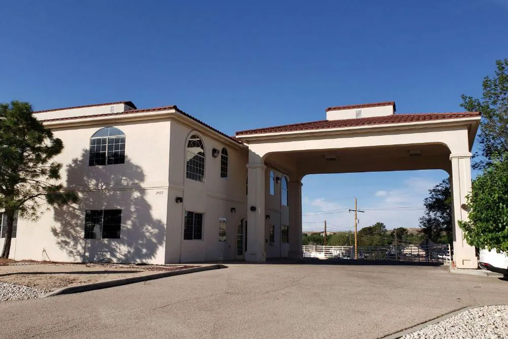 US Travelers Inn & Suites hotel hero