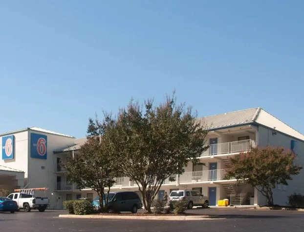 Motel 6 Raleigh, NC - Cary hotel detail image 2