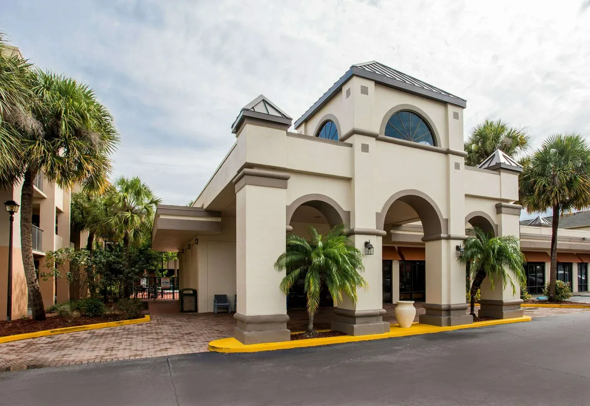 Days Inn & Suites by Wyndham Orlando Airport hotel hero